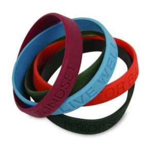 Vente de bracelet en silicone emboss avec logo.