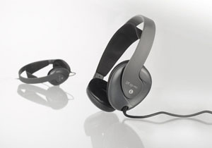 Closed lightweight headphone for studio and stage applications
